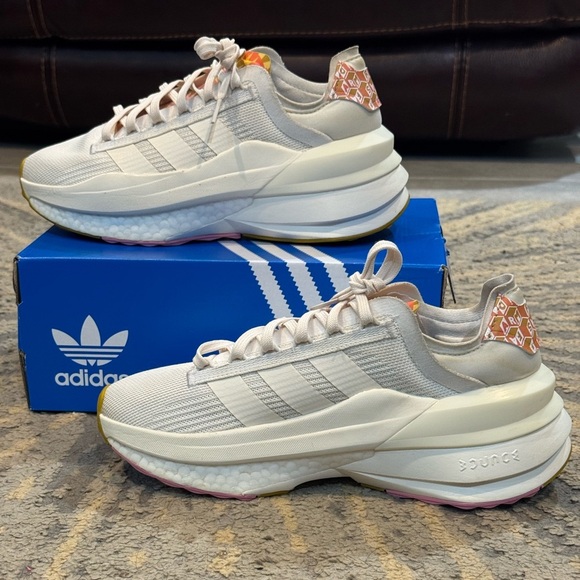 ✨Women's Sz 8 Adidas Avryn_X adidas boost Cloud White Gold Running Shoes - Picture 2 of 5